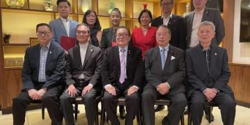 加拿大联邦参议员胡子修为多伦多华商会颁发徽章